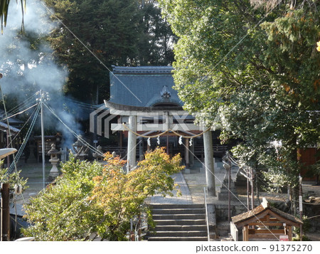 煙熏枯葉飄揚的田倉山神社冬景 煙熏枯葉飄揚的田倉山神社冬景 91375270