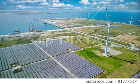 風力發電和大型太陽能電池板 風力發電和大型太陽能電池板 91377517