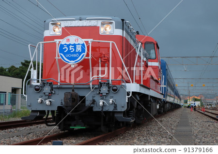 DE10-1704停在內房線立山電東線。 DE10-1704停在內房線立山電東線。 91379166