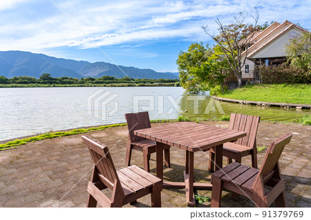 岐阜縣海津市，初秋水鄉水鄉公園中心的池塘、休息椅和桌子 91379769