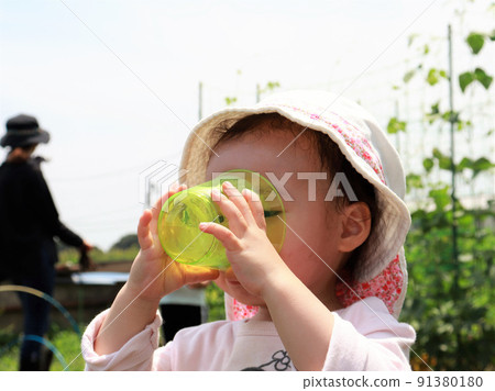 兒童在田間補水 兒童在田間補水 91380180