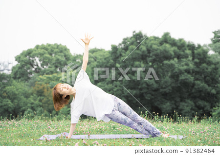 Park yoga sideways board pose 91382464