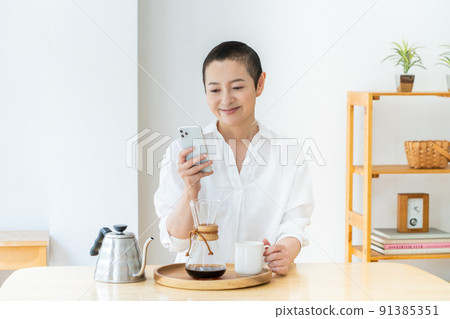 很矮的自然女人 很矮的自然女人 91385351