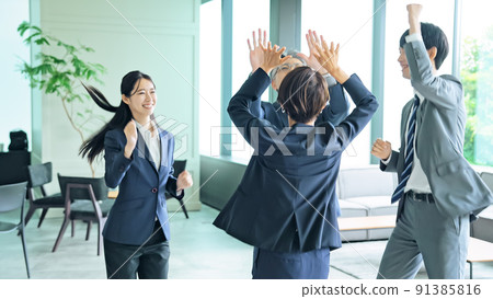 一個在辦公室跳舞的商業團體 一個在辦公室跳舞的商業團體 91385816