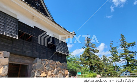初夏藍天下的國寶松江城入口 初夏藍天下的國寶松江城入口 91387199