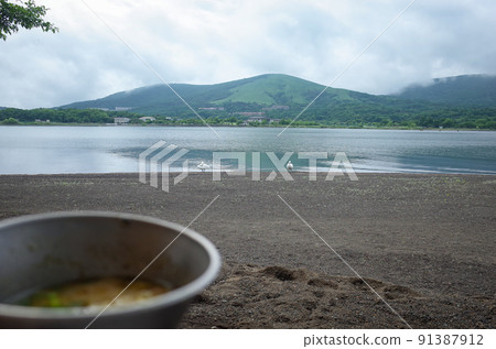 湖畔露營地早晨 湖畔露營地早晨 91387912