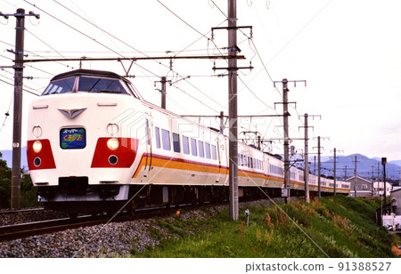 1999 系列 381 特快 Super Kuroshio 9 車在阪和線上運行 91388527