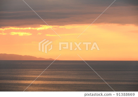 夕陽染成的水黑森 夕陽染成的水黑森 91388669