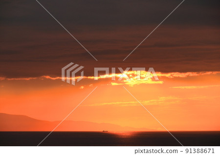 一艘在夕陽下航行的船 一艘在夕陽下航行的船 91388671