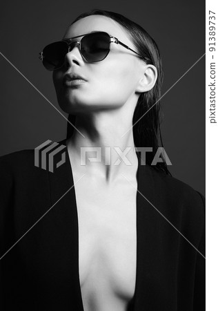 Beautiful sexy woman in sunglasses. beauty girl black and white portrait Beautiful sexy woman in sunglasses. beauty girl black and white portrait 91389737