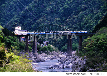 1999 DE10雙頭島特快四國在土贊線上運行 91390110