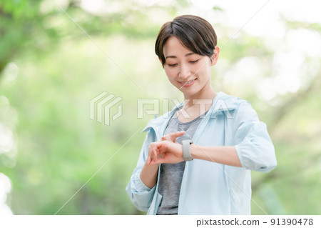 運行運動水的中年婦女 91390478