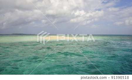 由於漲潮,巴拉蘇島變小了 由於漲潮,巴拉蘇島變小了 91390518