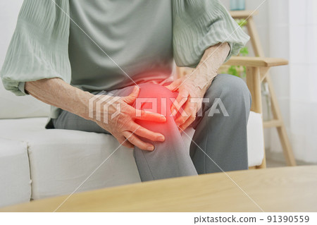 Close-up of an elderly woman with a knee pain at home 91390559