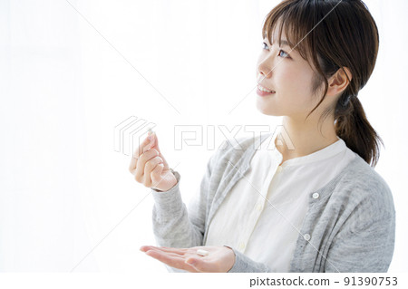 A woman drinking supplements 91390753