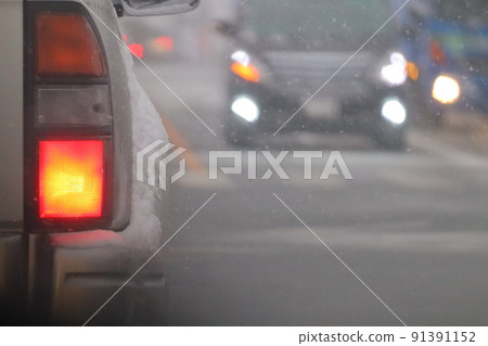 Tail lamp stop stop car oncoming car snow 91391152