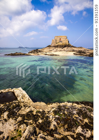 Fortified castel, Fort du Petit Be, beach and sea, Saint-Malo city, Brittany, France 91391359