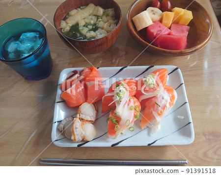 用鮭魚製成的“握壽司”/鮭魚握壽司午餐套餐 用鮭魚製成的“握壽司”/鮭魚握壽司午餐套餐 91391518
