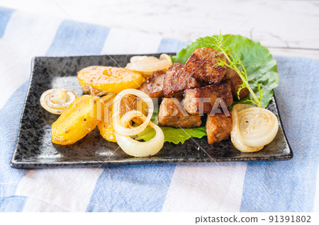 Baked vegetables and dice steak 91391802