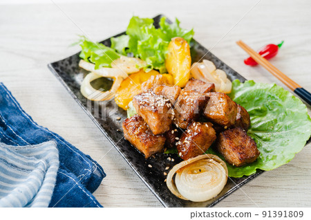 骰子牛排配烤肉醬 91391809