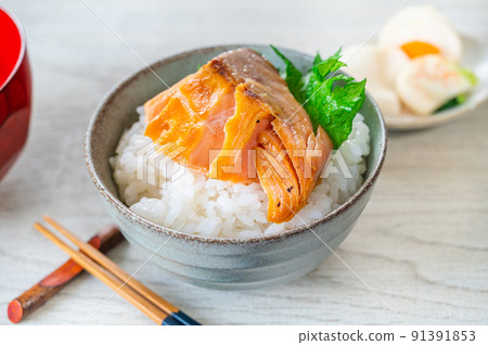 Grilled salmon on rice 91391853