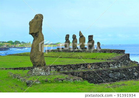 Moai statue in Tahai Ritual Village on Easter Island 91391934