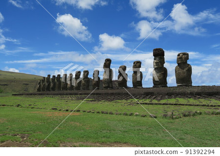 在復活節島的 Ahu Tongariki 修復了 15 座摩艾石像 在復活節島的 Ahu Tongariki 修復了 15 座摩艾石像 91392294