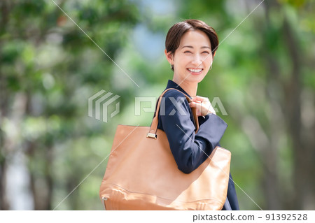 中間女人商業肖像 91392528