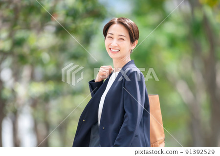 中間女人商業肖像 91392529