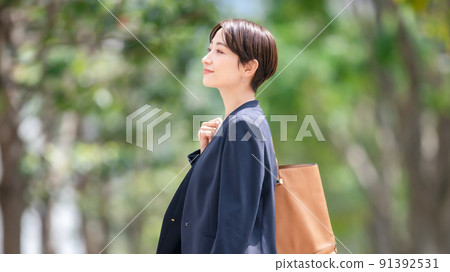 Middle woman business portrait 91392531