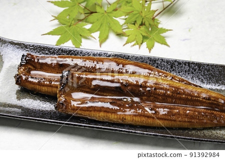 Grilled eel on a long plate and autumn leaves Grilled eel on a long plate and autumn leaves 91392984