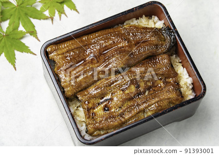 Delicious unajū and autumn leaves 2 91393001