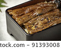 Up of unajū that looks delicious and a little autumn leaves 91393008