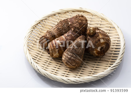 白色背景濾鍋上的芋頭 91393599