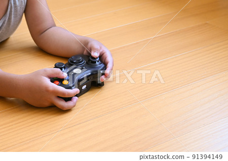Hands of children playing video games 91394149