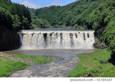 Chinda Falls in early summer Chinda Falls in early summer 91394167
