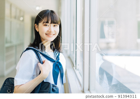 站立在學校走廊的高中女孩 91394311