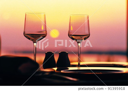 Pair of wineglasses 91395918