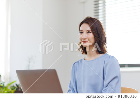 在家工作的女性』 91396316