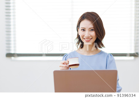 在家工作的女性』 在家工作的女性』 91396334