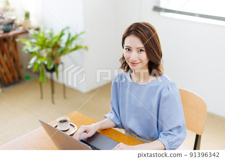 在家工作的女性』 91396342