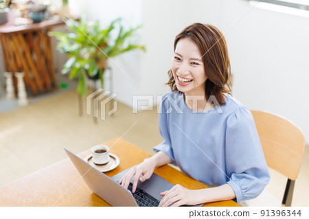A woman working from home　 91396344