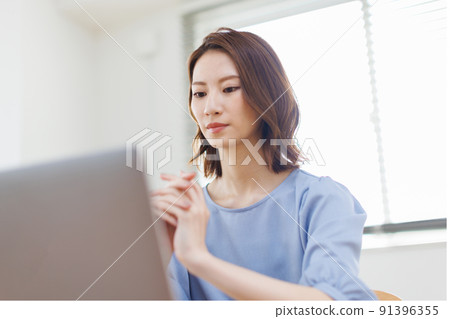 在家工作的女性』 91396355