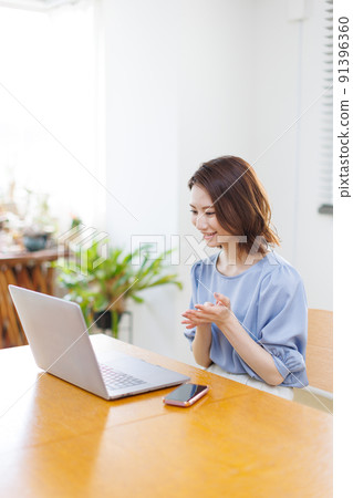 A woman working from home　 91396360