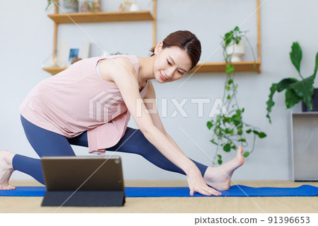 A woman doing yoga at home 91396653