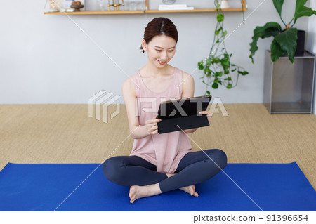 一個在家做瑜伽的女人 91396654