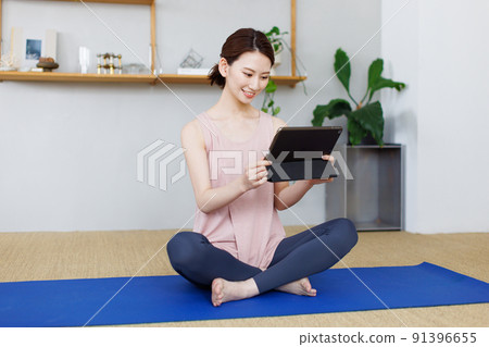 A woman doing yoga at home 91396655