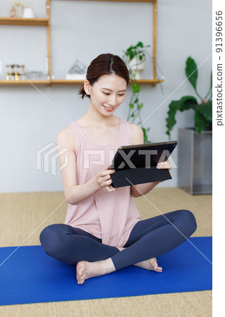 A woman doing yoga at home 91396656