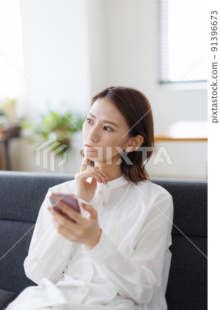 一個女人在智能手機上搜索 91396673