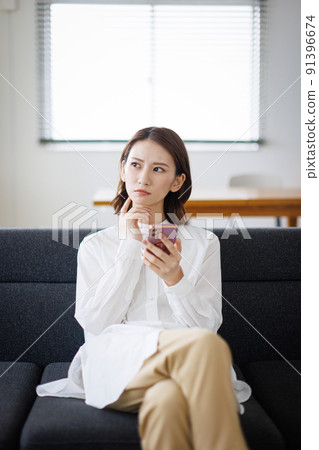 一個女人在智能手機上搜索 91396674